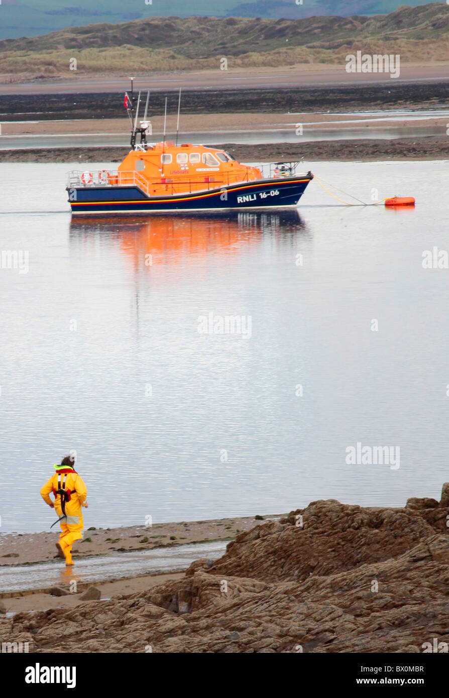 Una scialuppa di salvataggio equipaggio l'uomo corre per la barca in North Devon Foto Stock