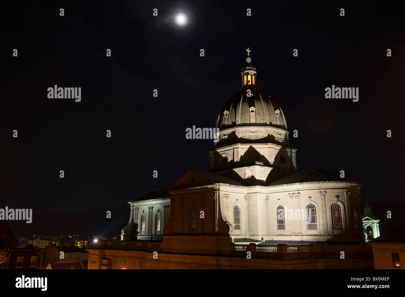 Cattedrale Chiesa Duomo sotto la luna piena, fotografato di notte con rotunda e croce illuminata, Altoona, PA, Stati Uniti d'America. Foto Stock