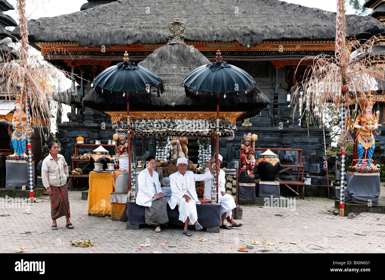 Maschio e femmina di sacerdoti al tempio vicino al Lago Batur, Pura Ulun Danu Batur. Kintamani, Bali, Indonesia Foto Stock