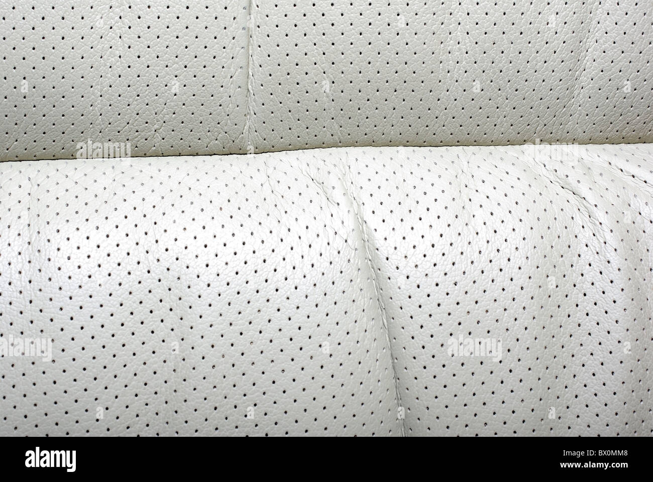 Alta qualità beige traforato in cuoio auto sfondo a trama. Foto Stock