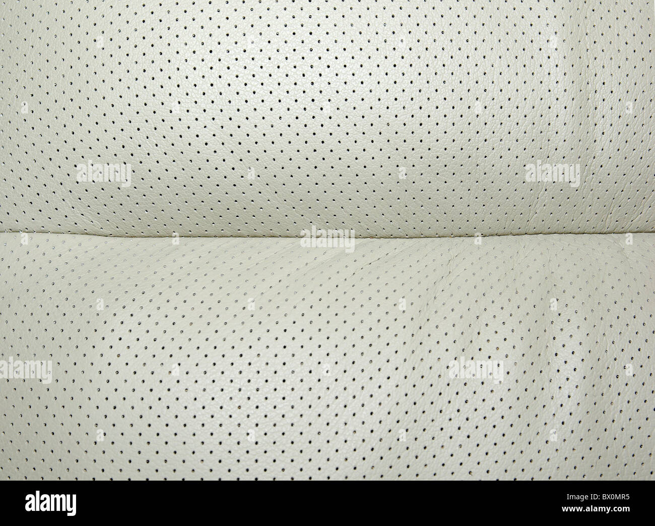 Il beige traforato in cuoio - parte della moderna giapponese auto interno. Sfondo o sfondo. Foto Stock