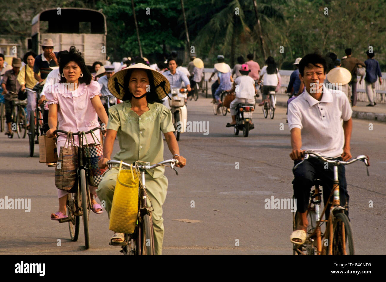 Hue, Vietnam, gente, ciclisti che attraversano un ponte Foto Stock