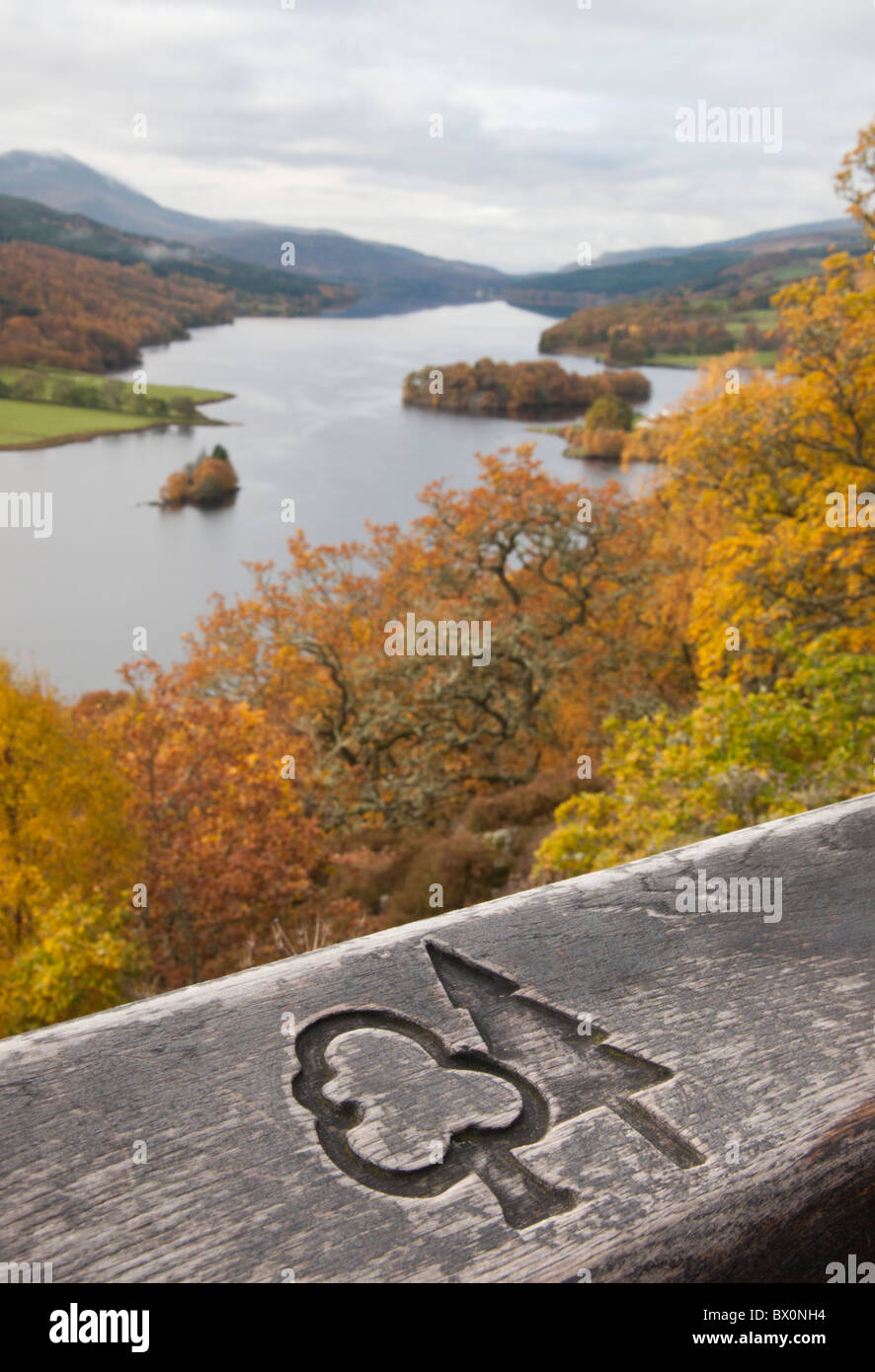 Commissione forestale Logo Scozia in primo piano. Loch Tummel aka "Queens vista' in prossimita' dello sfondo. Foto Stock