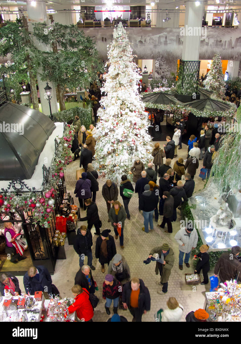 Albero di natale e decorazioni nel foyer del famoso centro commerciale KaDeWe (Kaufhaus des Westens) department store a Berlino Germania Foto Stock