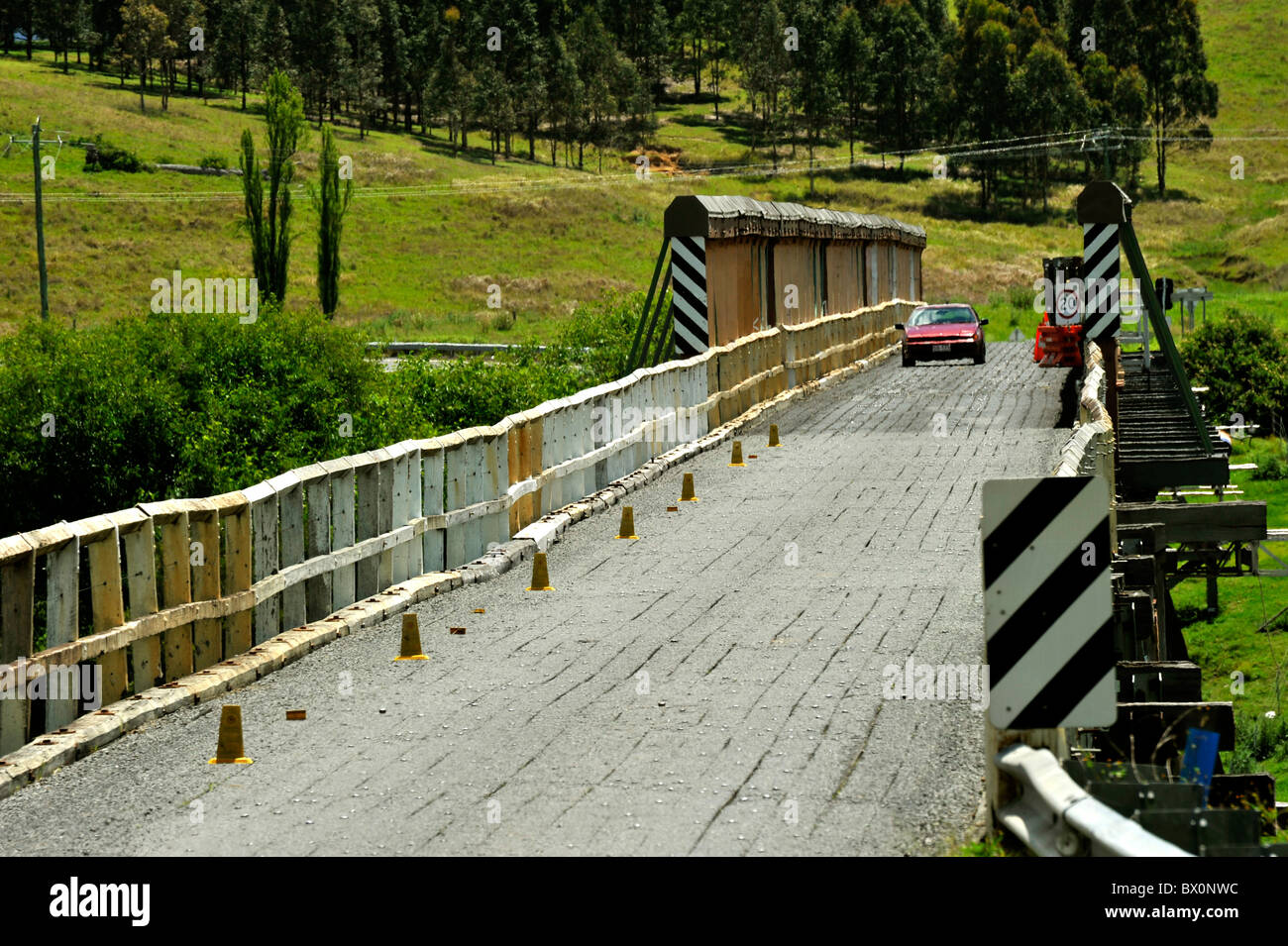 Vecchio single lane road-ponte che attraversa il fiume Clarence a Tabulam NSW Australia Foto Stock