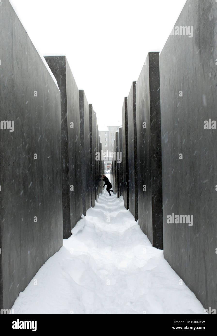 Vista del monumento commemorativo dell'Olocausto in inverno con neve a Berlino, Germania Foto Stock