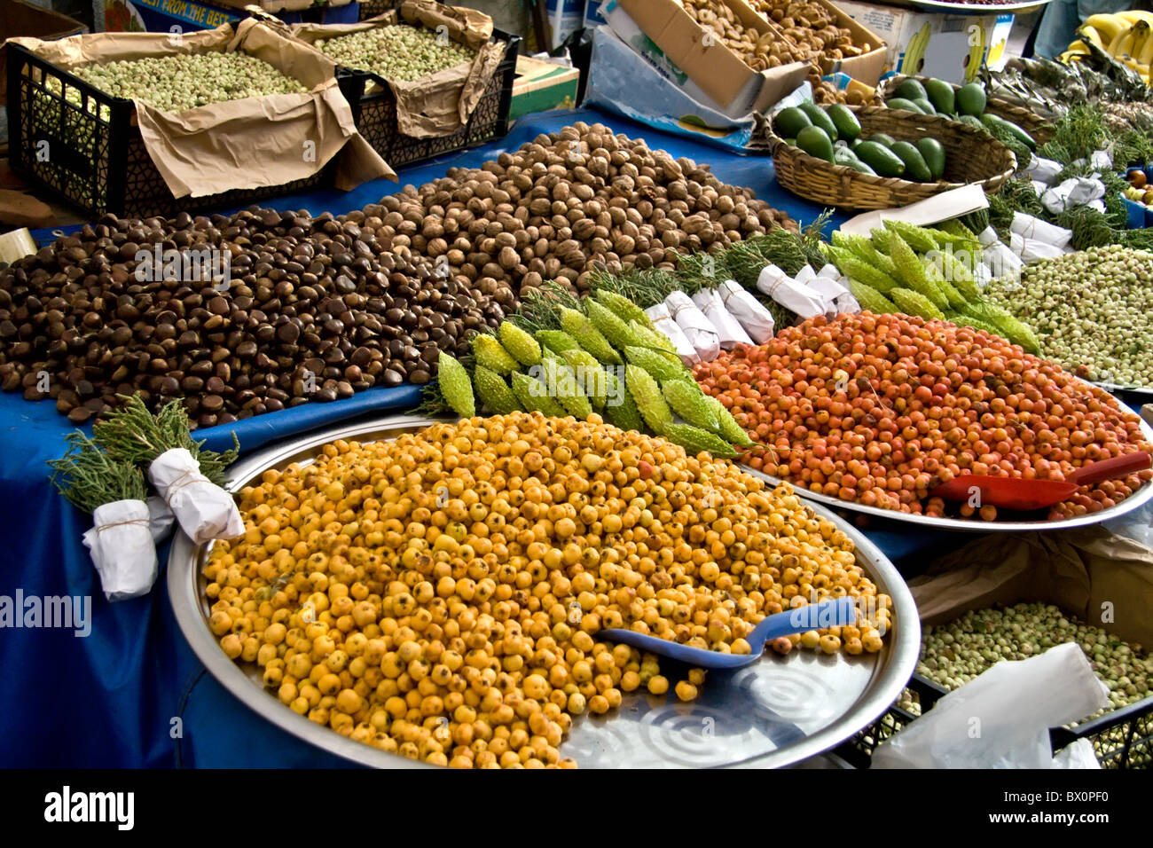 Fresche biologiche differenti tipi di biancospini in un mercato di strada di Istanbul, Turchia. Foto Stock