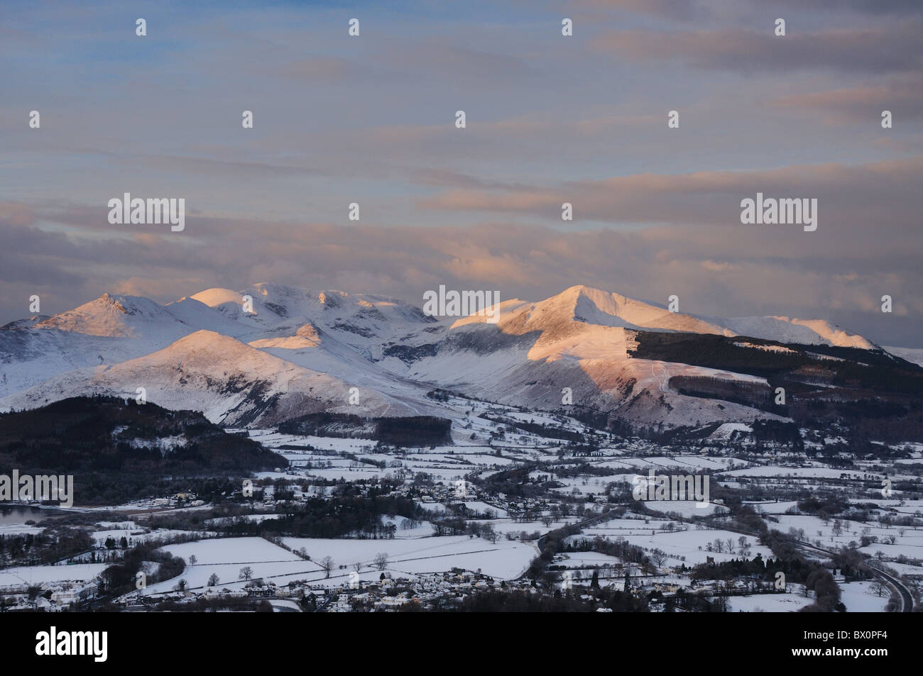 Il sole d'inverno sulle montagne nel Lake District inglese. Visualizzazione include Causey Pike, Grisedale Pike e la valle Coledale Foto Stock