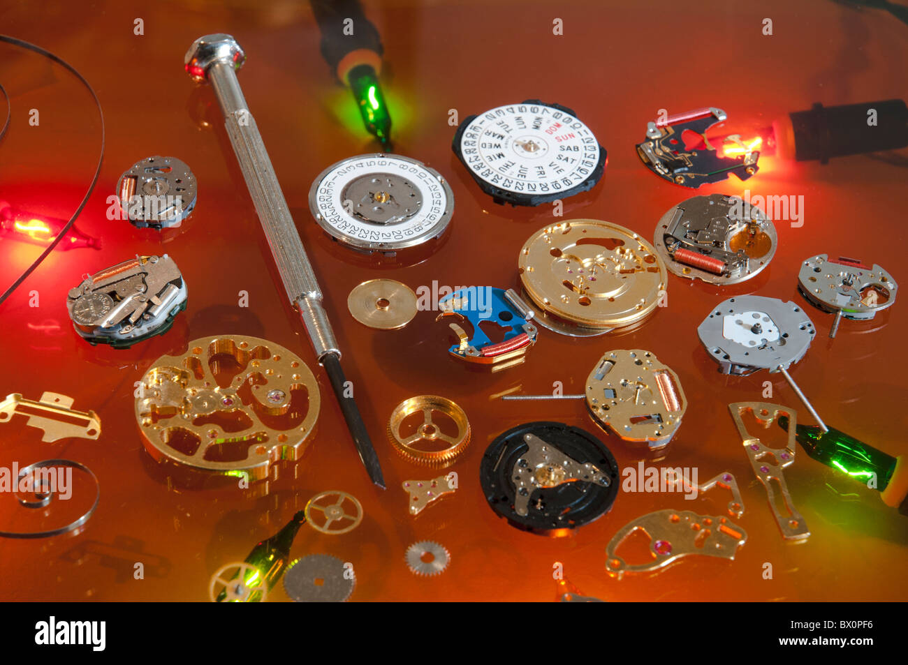 Le vecchie batterie scartati cellule watch maker tempo timekeeper Foto Stock