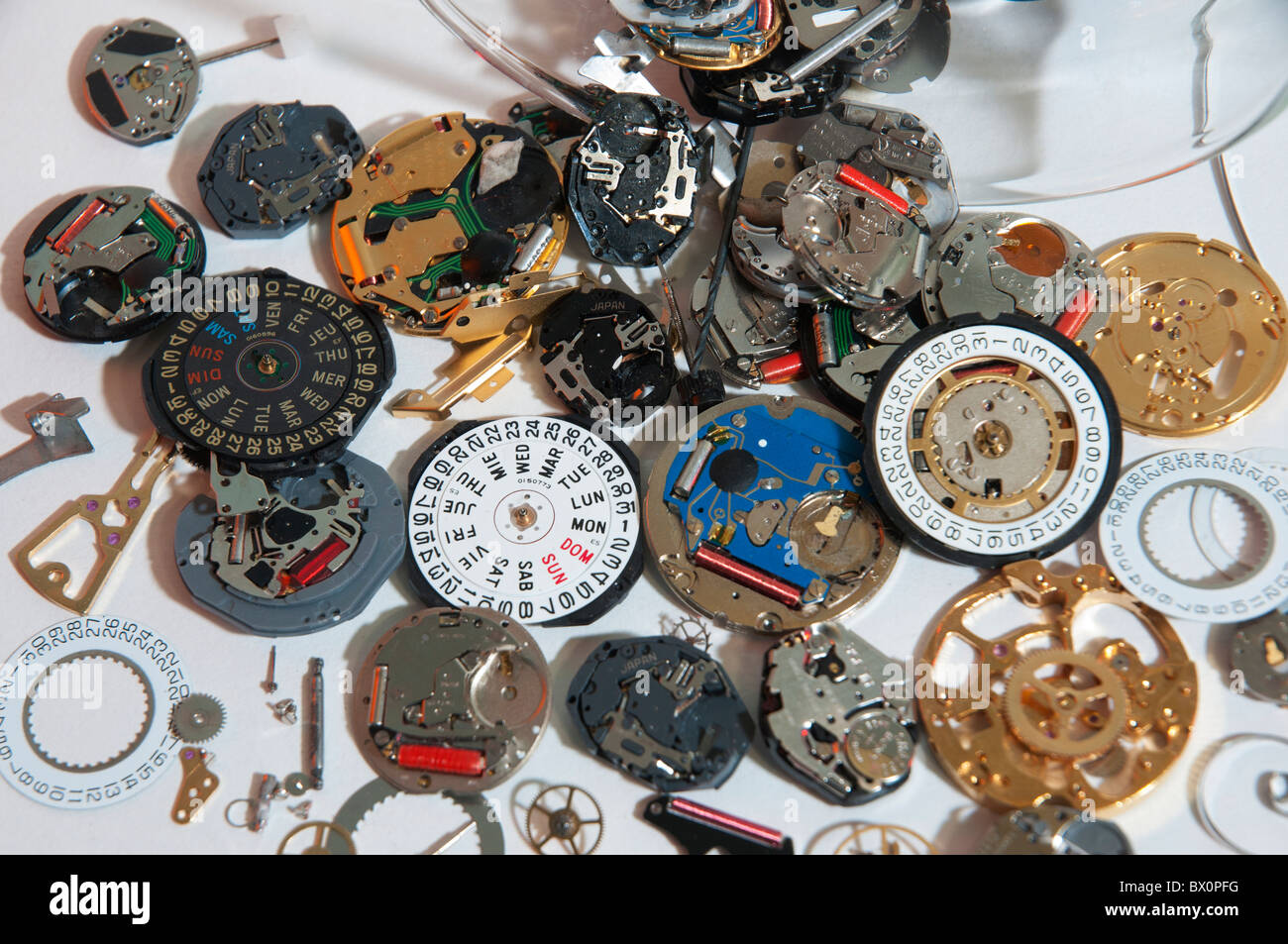 Le vecchie batterie scartati cellule watch maker tempo timekeeper Foto Stock
