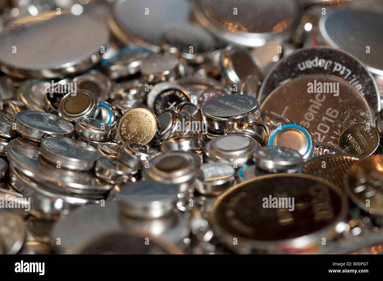 Vecchio orologio batterie giacciono su un palo Foto Stock