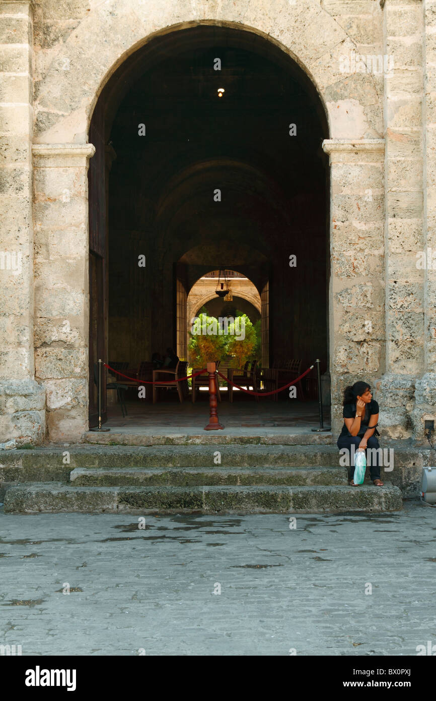 Adulto donna cubana seduti a scale di uno storico Arcade / gate. Habana - Città Vecchia Havana Cuba Ottobre 2010 Foto Stock