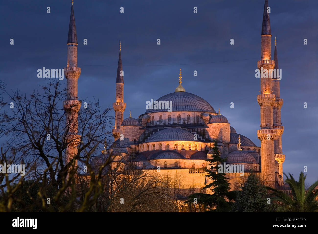 La Moschea Blu o di Sultan Ahmed moschea. Vista esterna al tramonto. Istanbul, Turchia. Foto Stock