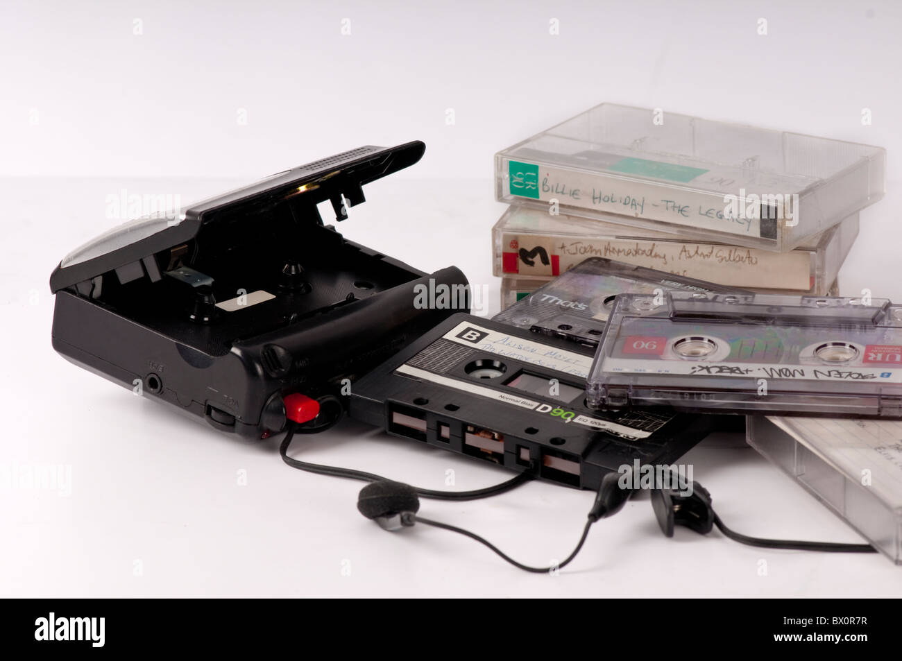 Obsoleta Cassetta portatile lettore musicale con il vecchio home registrati i nastri di compilazione. A partire da ora non più in produzione. Sul bianco. Foto Stock