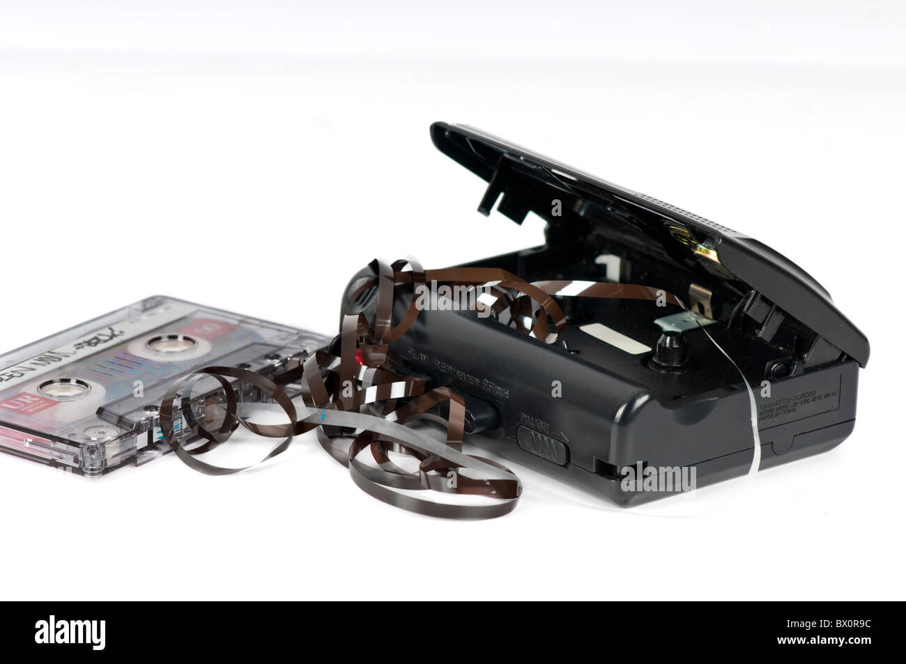 Obsoleta Cassetta portatile lettore musicale con un vecchio nastro in un groviglio. A partire da ora non più in produzione. Sul bianco. Foto Stock
