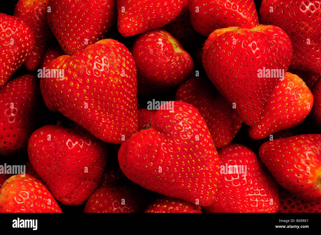 Pila di rosso le fragole di riempimento del telaio Foto Stock