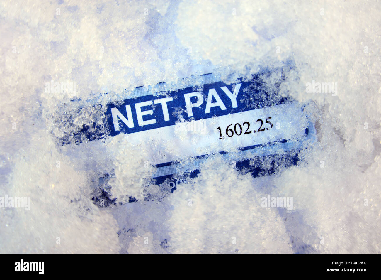 Busta paga in presenza di neve congelati condizioni di gelo RE DEI REDDITI SI BLOCCA pagare salari minimi i tassi d' interesse di detti mutui economia CRISI ECONOMICA ETC Foto Stock
