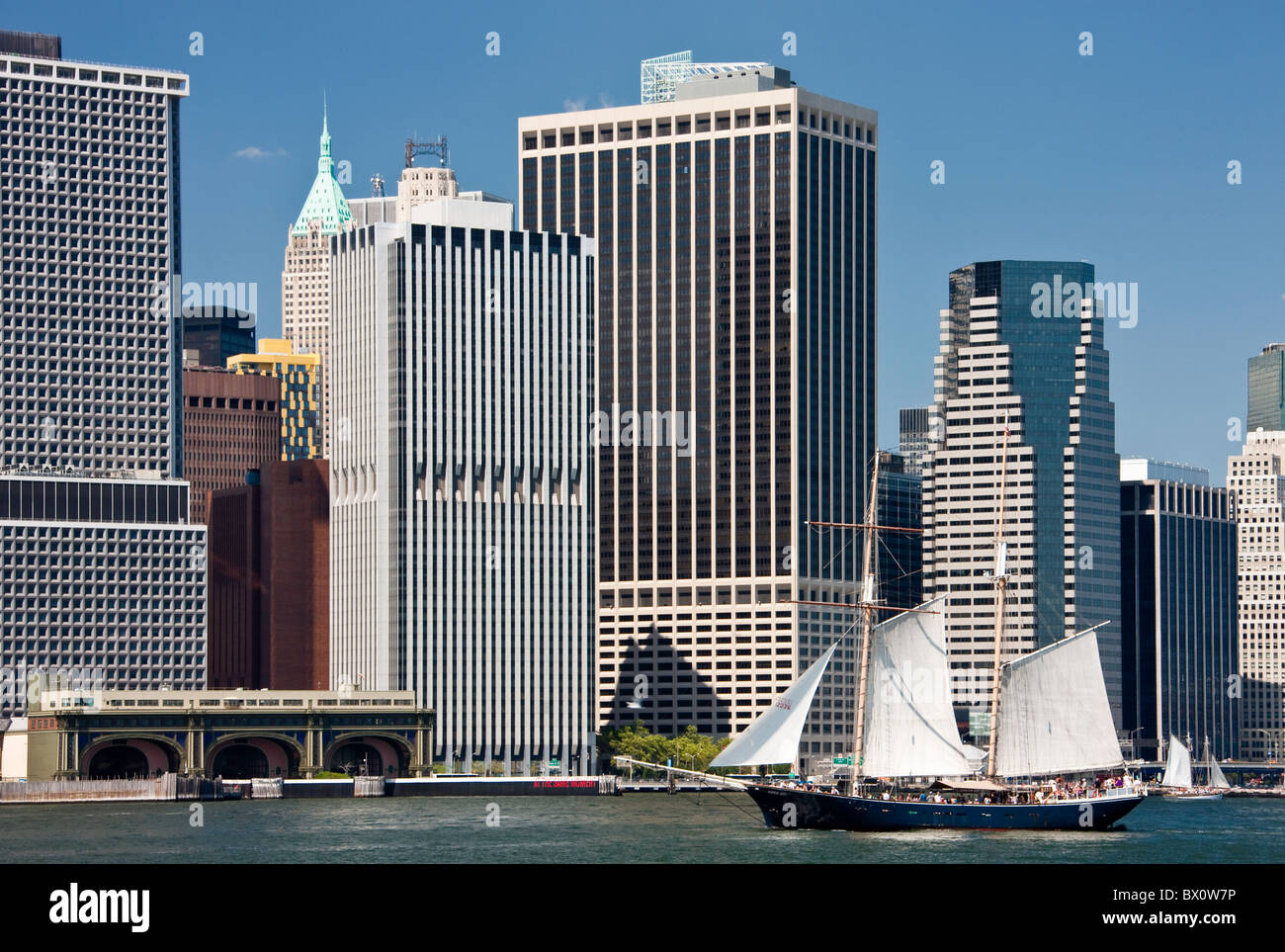 Barca a vela Lower Manhattan Cityscape NYC Foto Stock