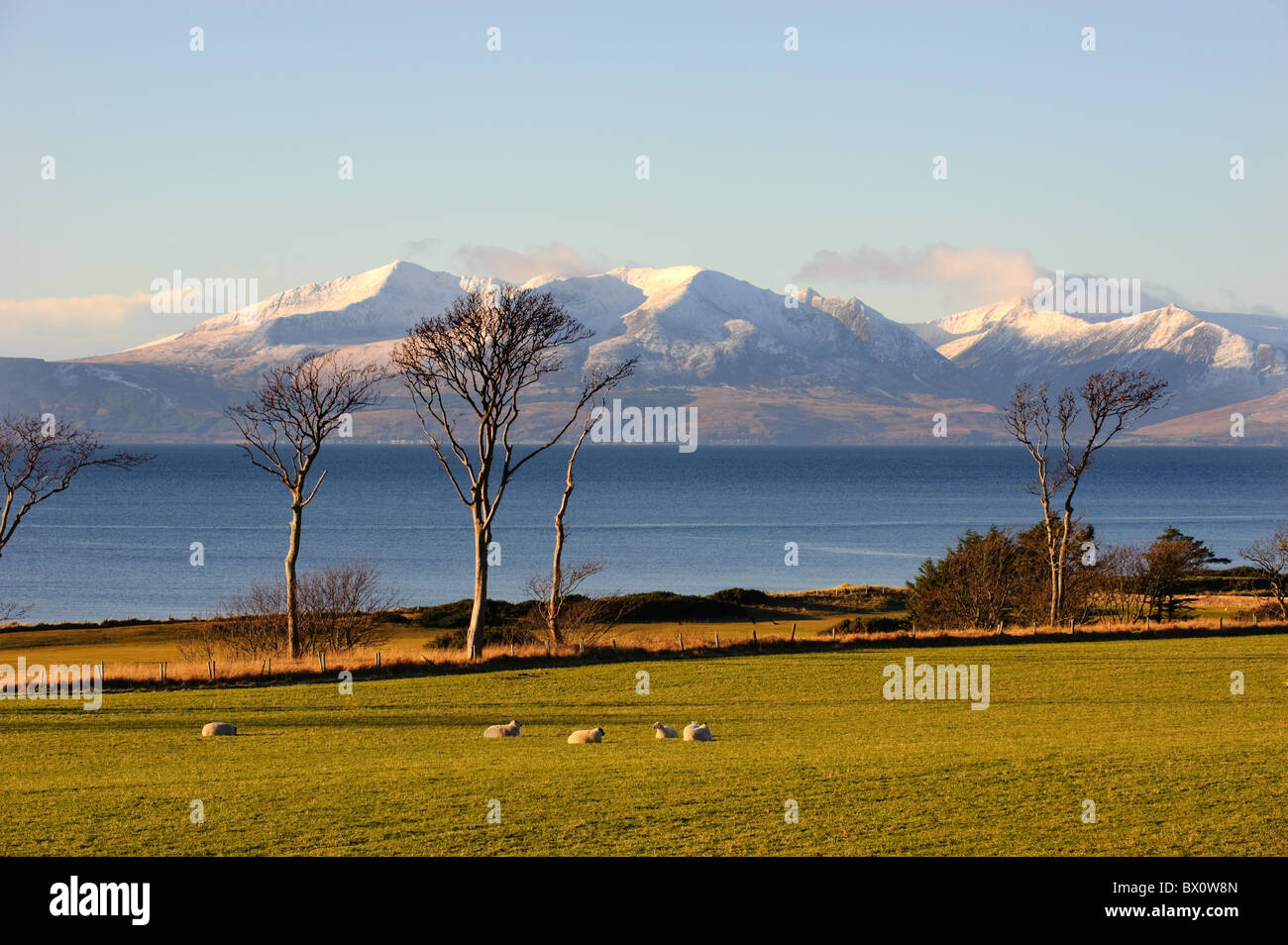 Isola di Arran da Portencross, North Ayrshire, in Scozia, Regno Unito. Foto Stock