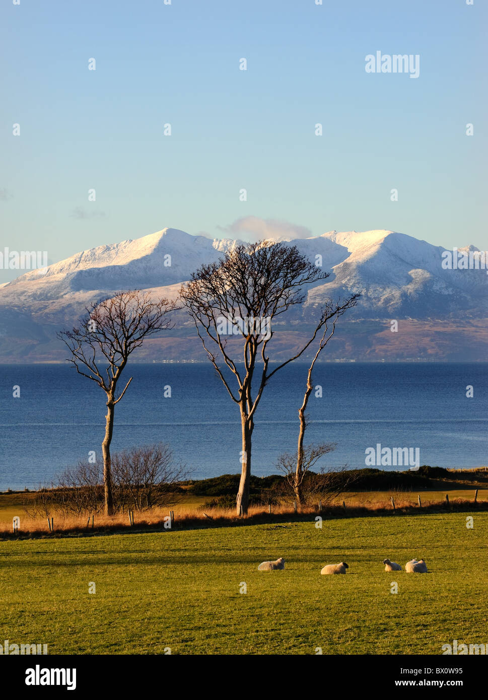 Isola di Arran da Portencross, North Ayrshire, in Scozia, Regno Unito. Foto Stock