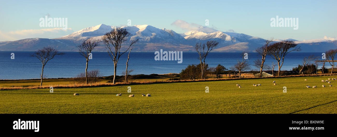 Isola di Arran da Portencross, North Ayrshire, in Scozia, Regno Unito. Foto Stock