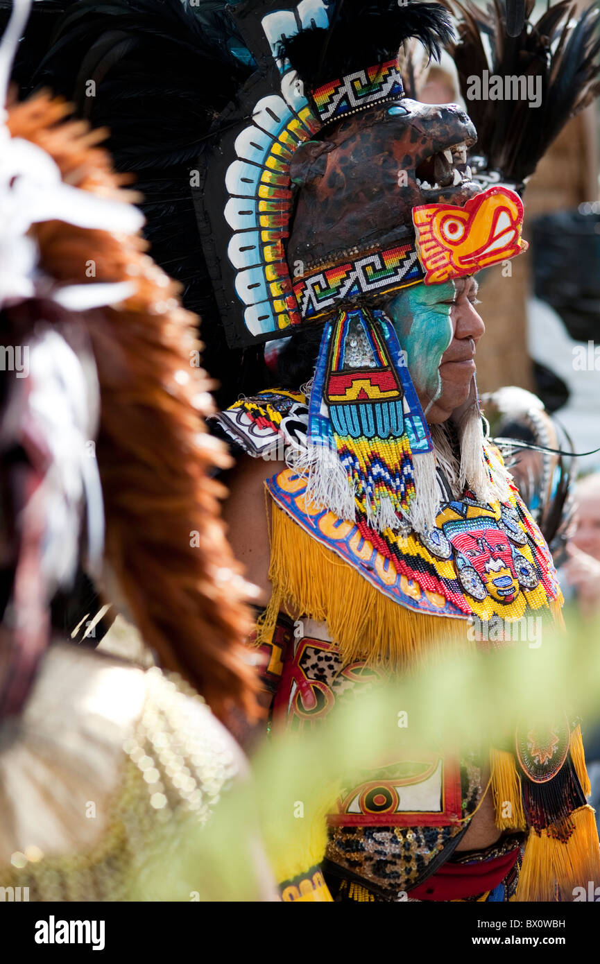 Copricapo di azteca ballerino indiano sempre pronto a fare una danza indiana cerimonia di Evergreen State Fair Foto Stock