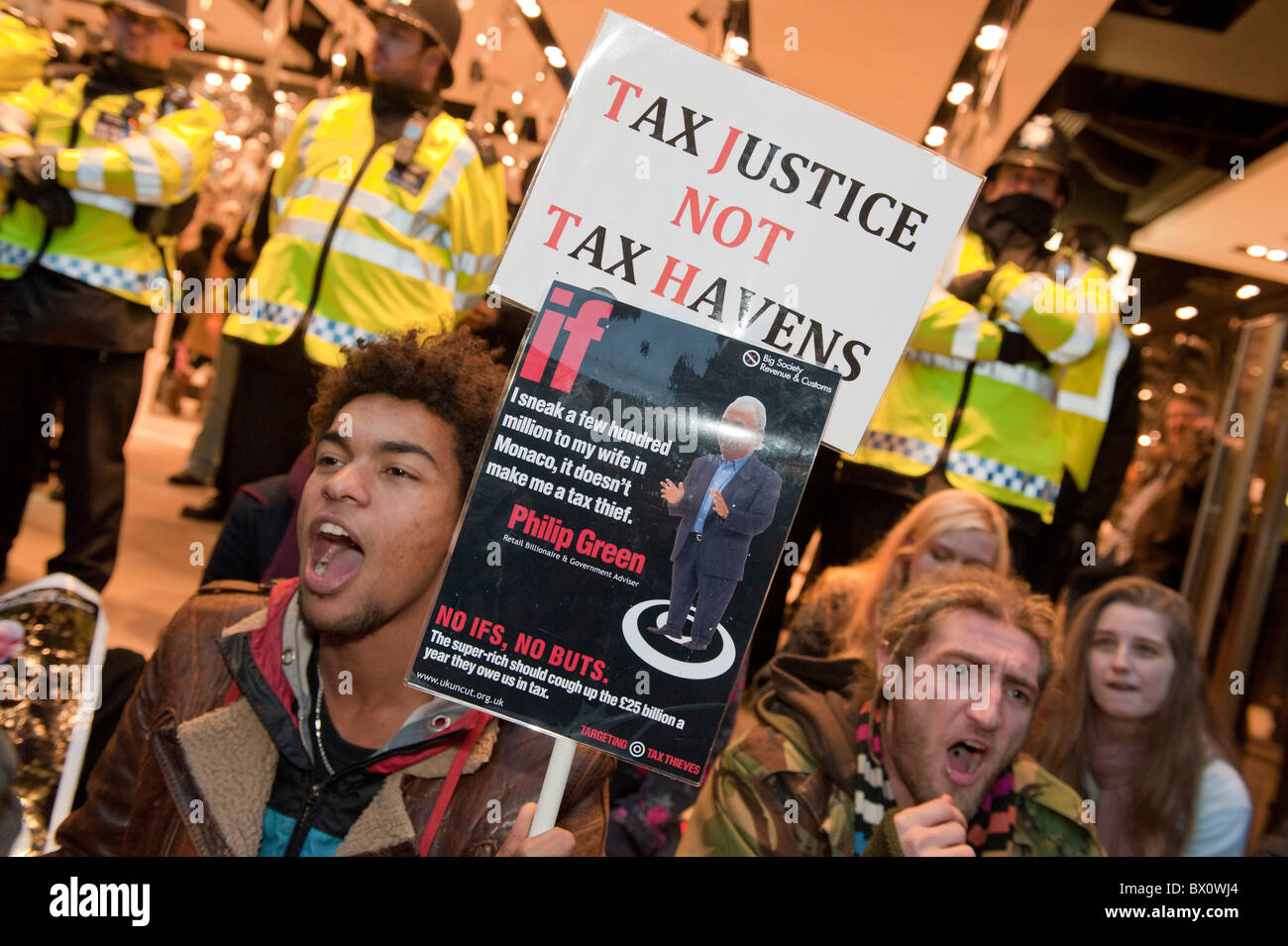 Regno Unito Unkut proteste contro le basse imposte pagate da TopShop proprietario Philip Green, mentre il resto del paese incontra notevoli tagli. Foto Stock