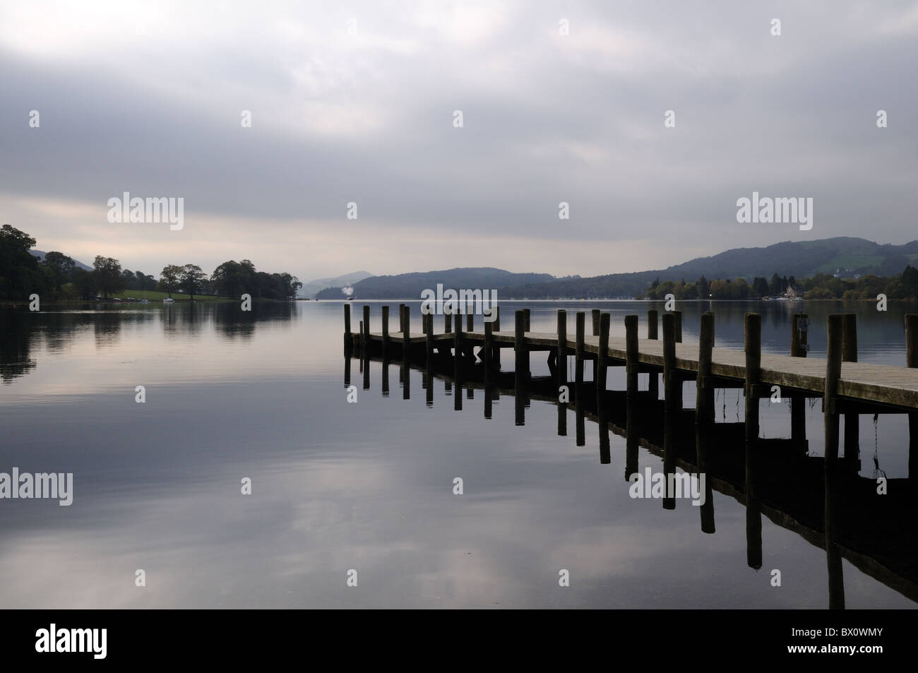 Coniston Water Lake District Cumbria pontile in legno di prima mattina nebbia England Regno Unito GB Foto Stock