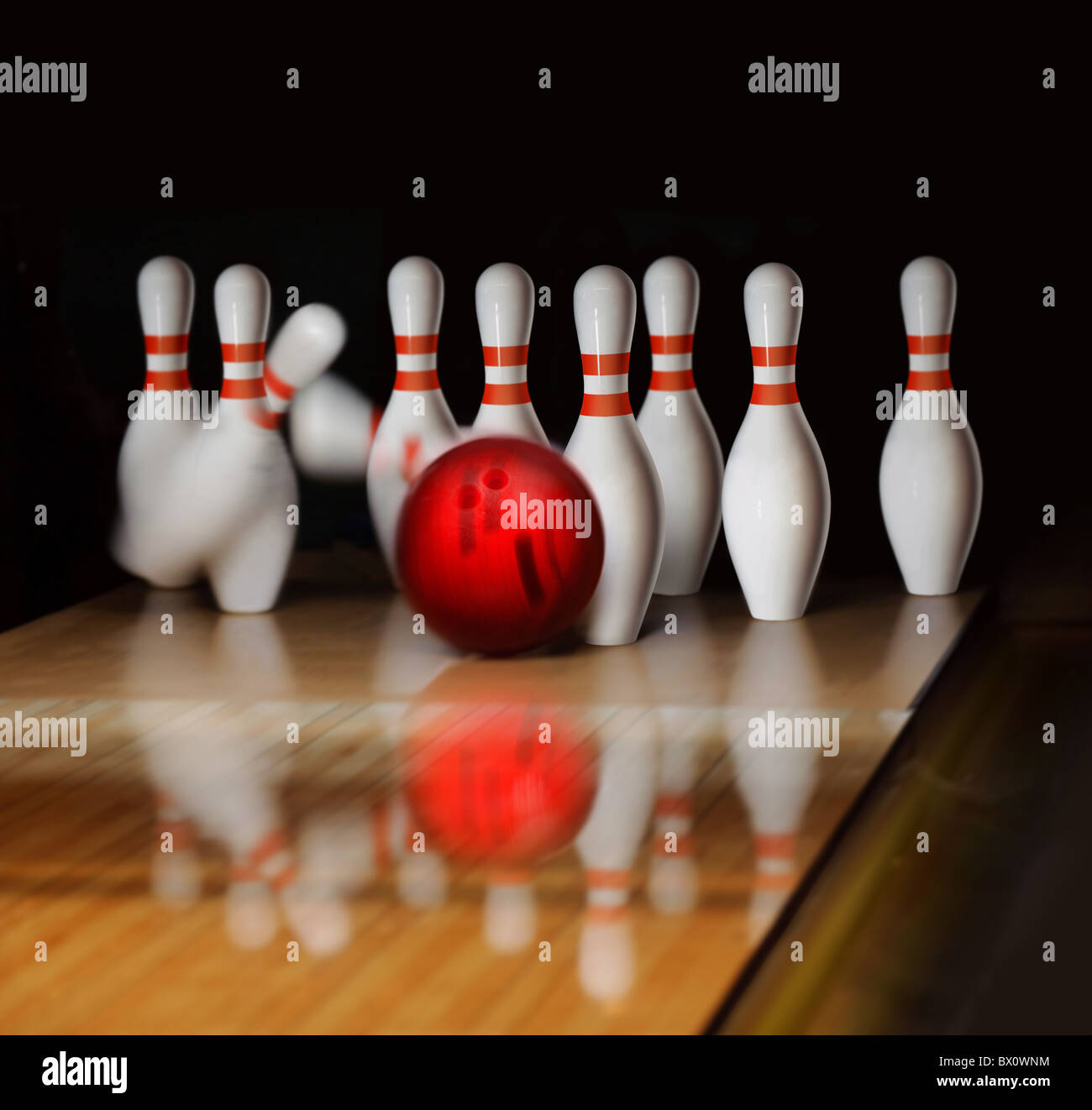 Sfera arancione non sciopero il bowling Tenpin nella chiglia - Messa a terra Foto Stock