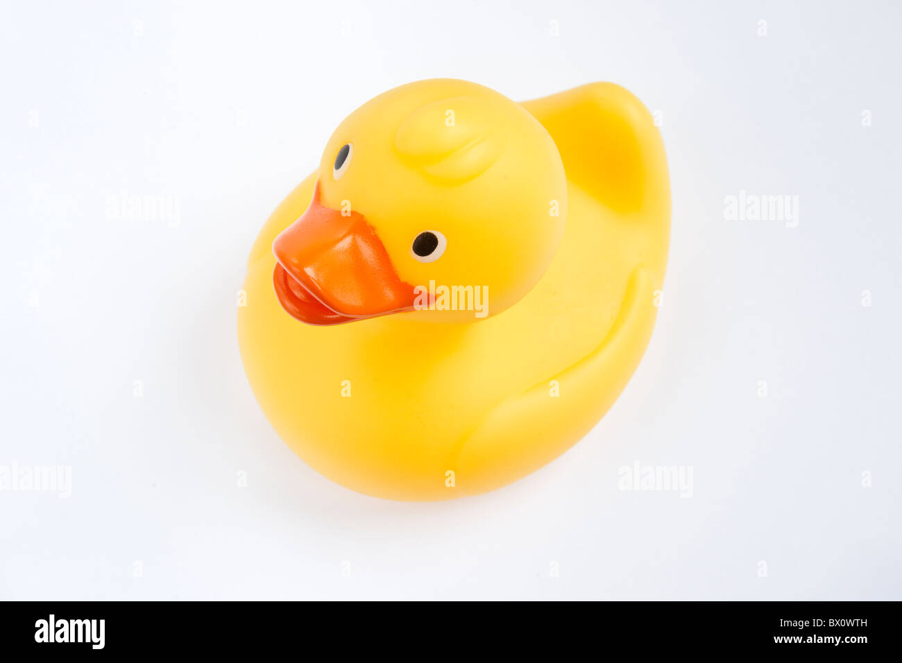 Classico giallo rubber duck con arancio Becco isolata contro uno sfondo bianco Foto Stock