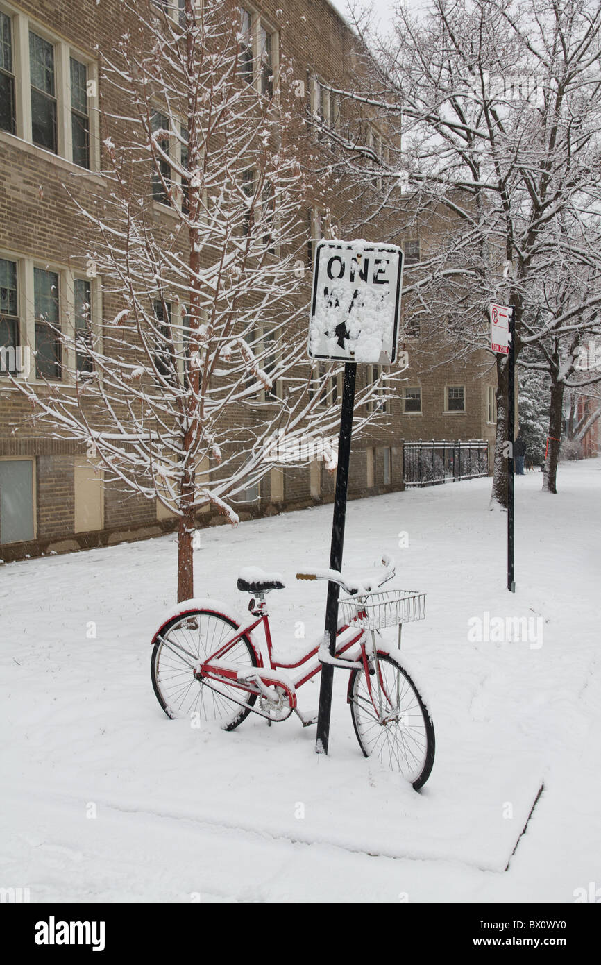 Noleggio bloccato su una strada segno nella prima neve dell'anno. Foto Stock