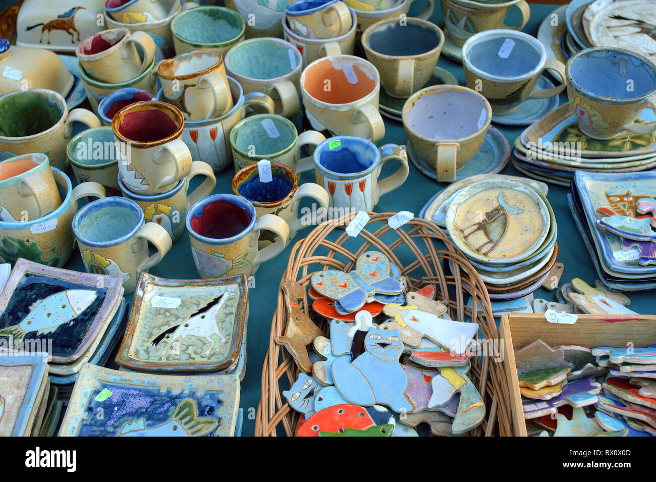 Artigianato artistico tazze di ceramica piastre Foto Stock