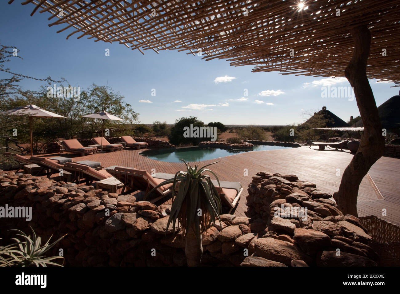 Vista sul ponte e piscina presso un Lodge at Tswalu nel Kalahari, Sud Africa la più grande riserva privata. Foto Stock