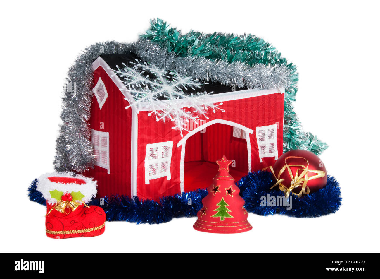 Santa's stivali, palla di Natale, garland , giocattolo e una casa Foto Stock