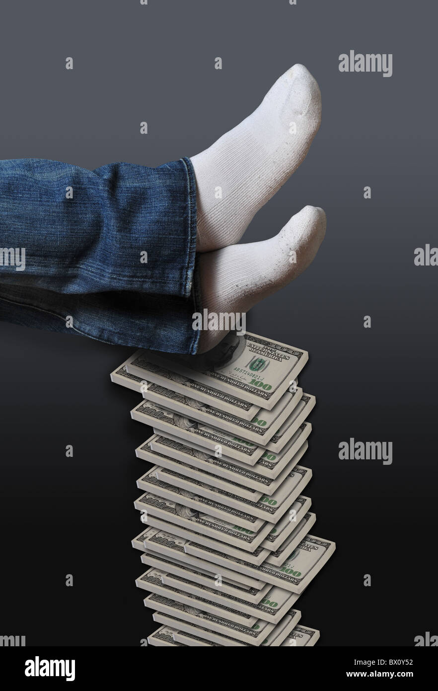 In appoggio su una pila di denaro. Foto Stock