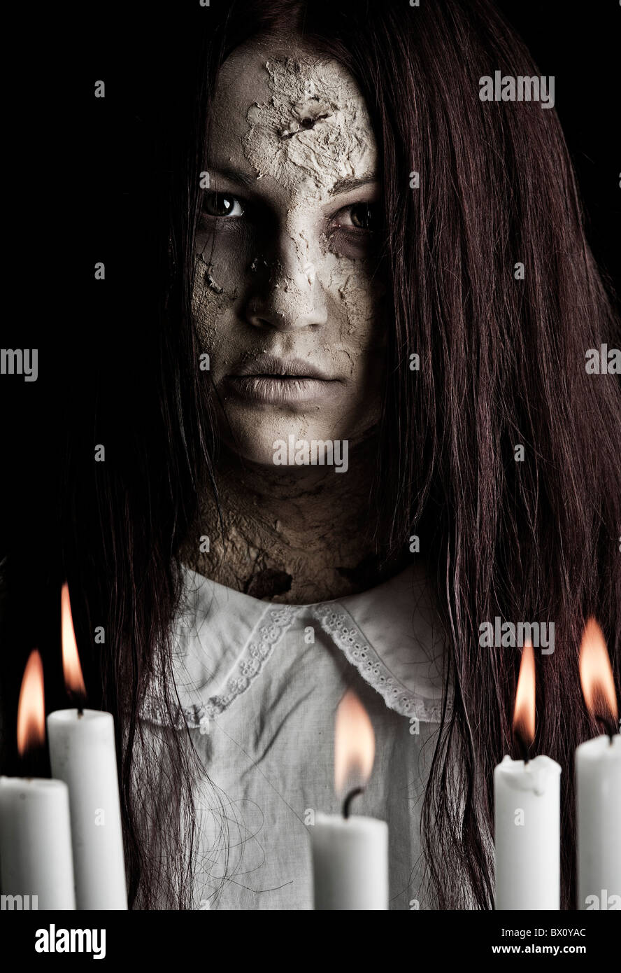 Un inquietante ragazza fantasma indossando un nightie bianco Foto Stock