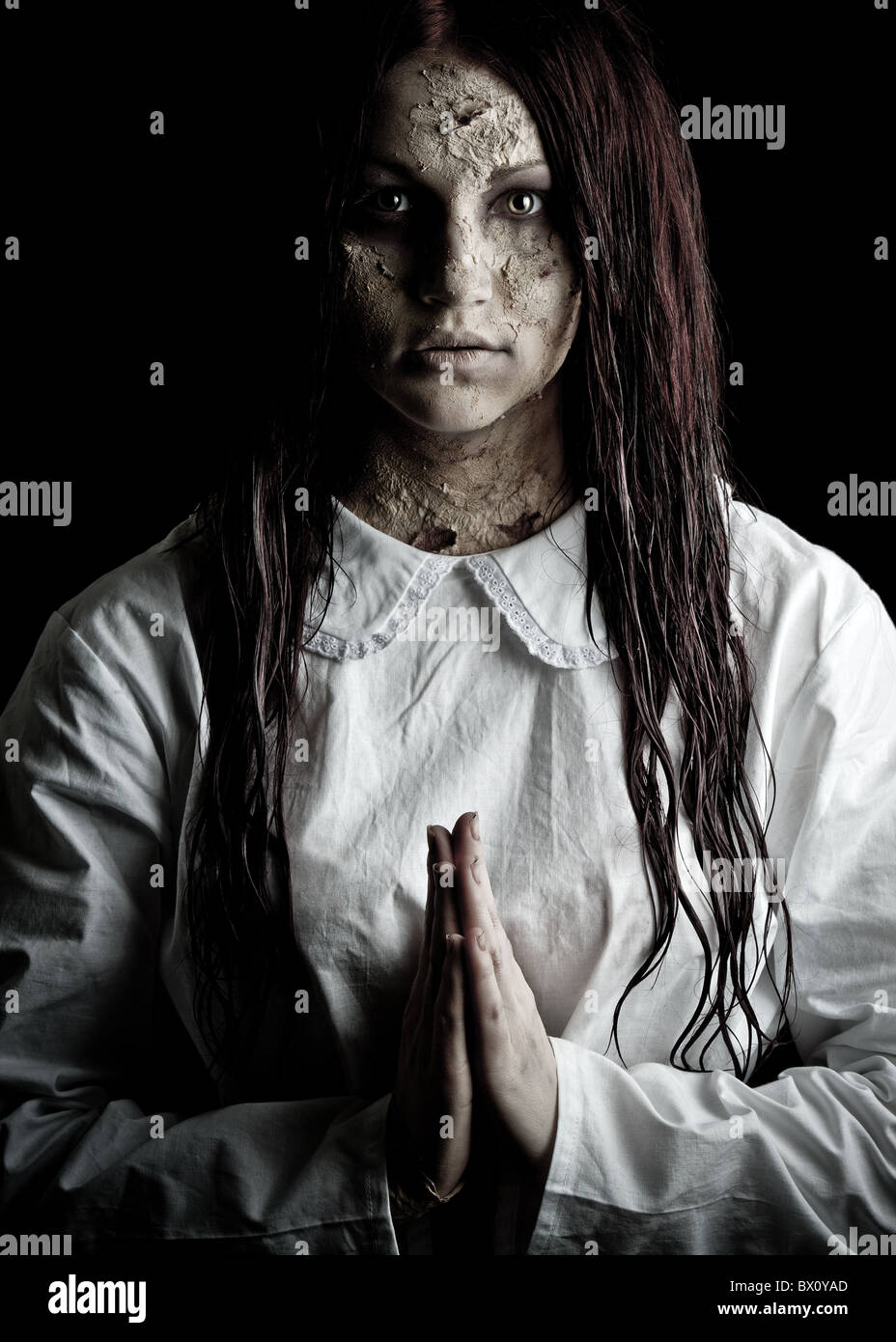 Un inquietante ragazza fantasma indossando un nightie bianco Foto Stock