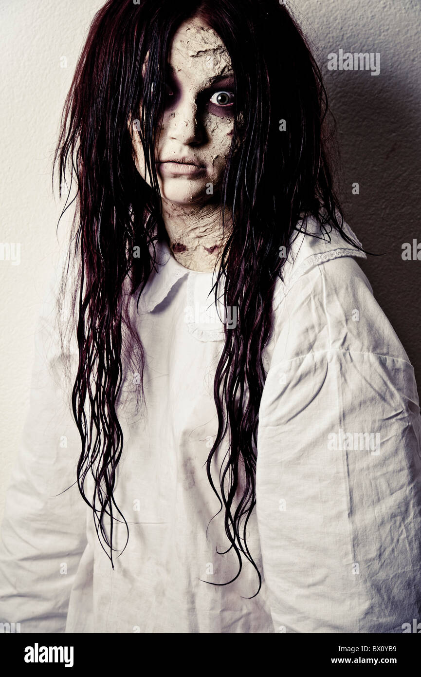 Un inquietante ragazza fantasma indossando un nightie bianco Foto Stock