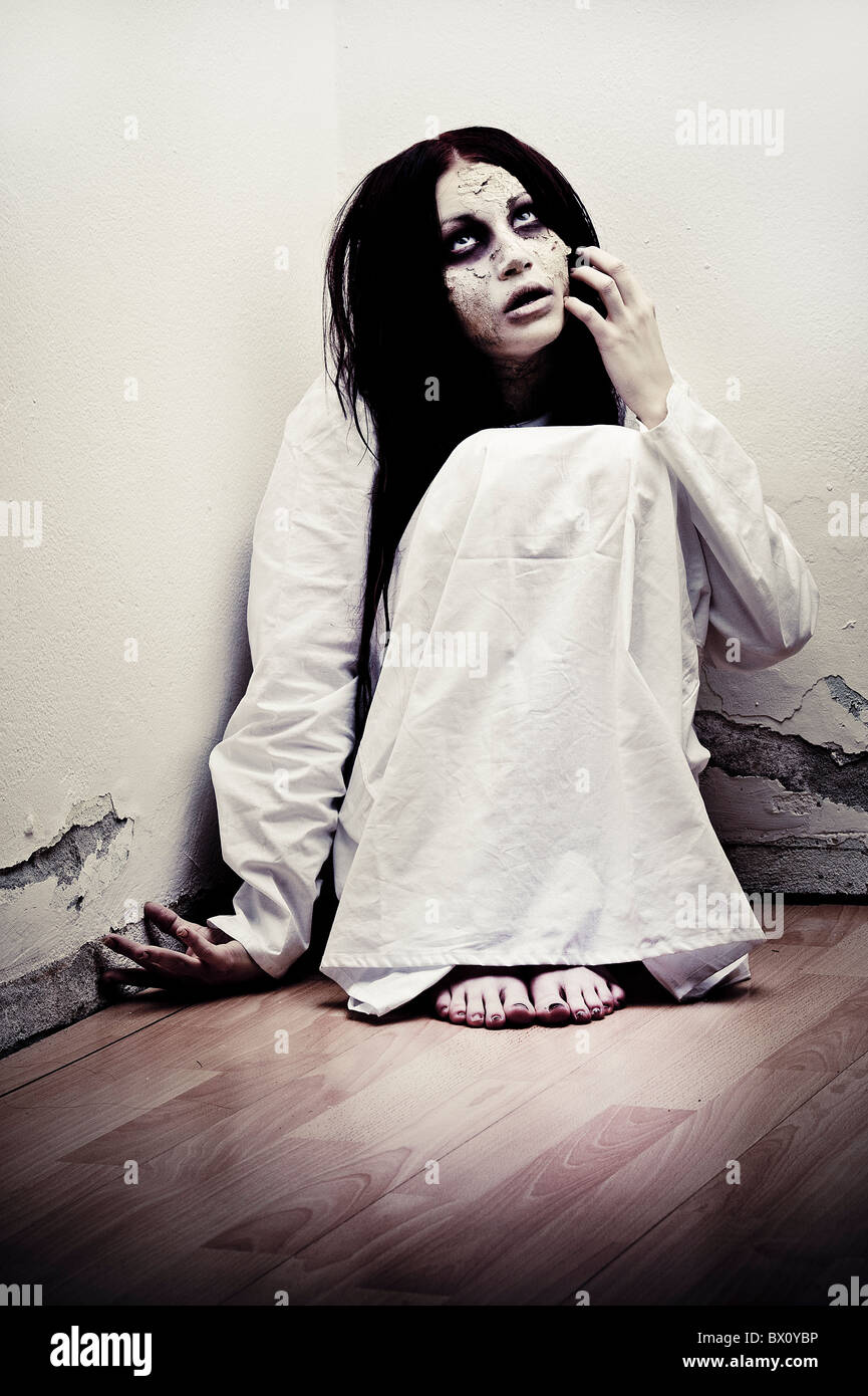 Un inquietante ragazza fantasma indossando un nightie bianco Foto Stock