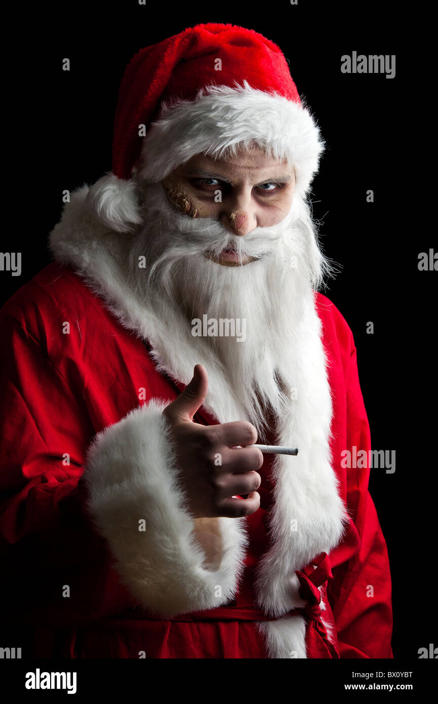 Babbo Natale Horror.Ritratto Di Un Pauroso Cercando Babbo Natale Foto Stock Alamy