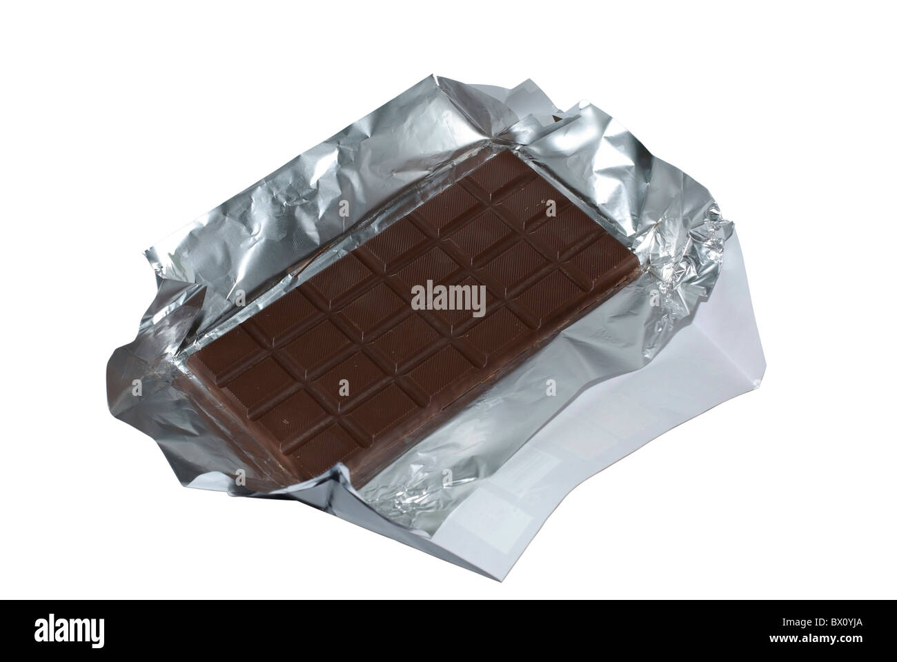Cioccolato al latte con un foglio di alluminio e involucro isolato su sfondo bianco. Percorso di clipping. Foto Stock