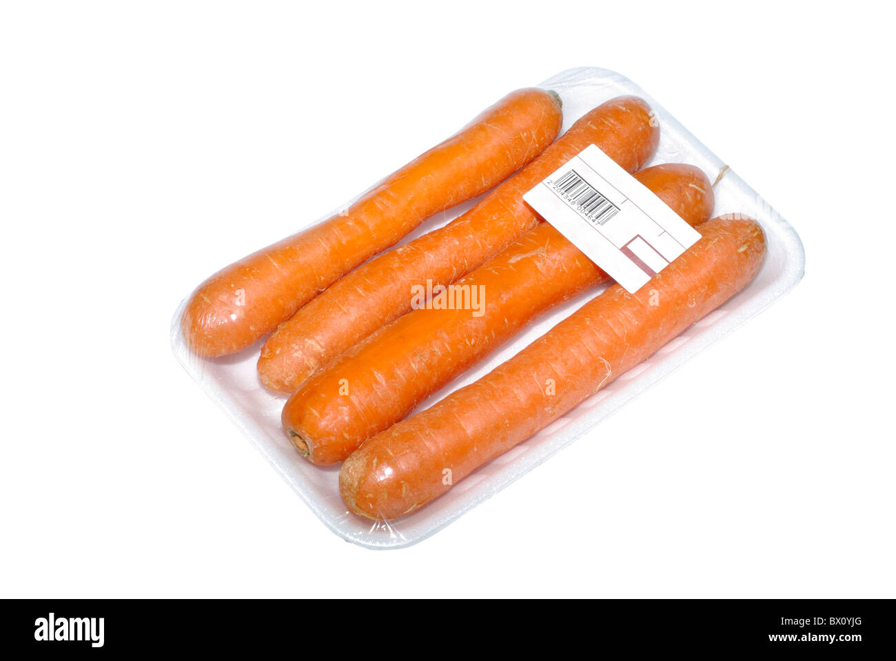 La carota in pacchetto con vuoto etichetta con il prezzo. Isolato su sfondo bianco. Foto Stock