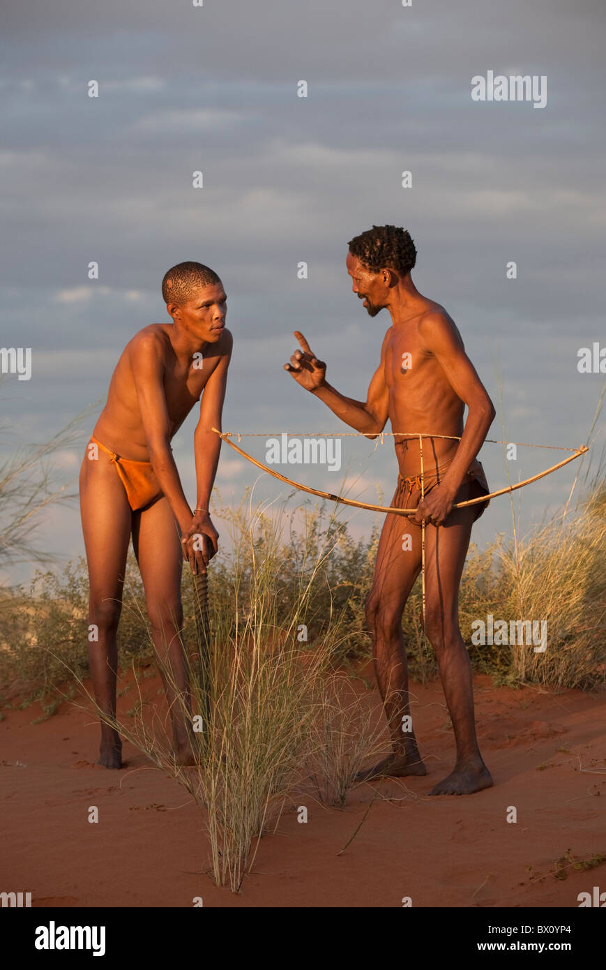 Due San Bushman sulle dune del Kalahari. Foto Stock