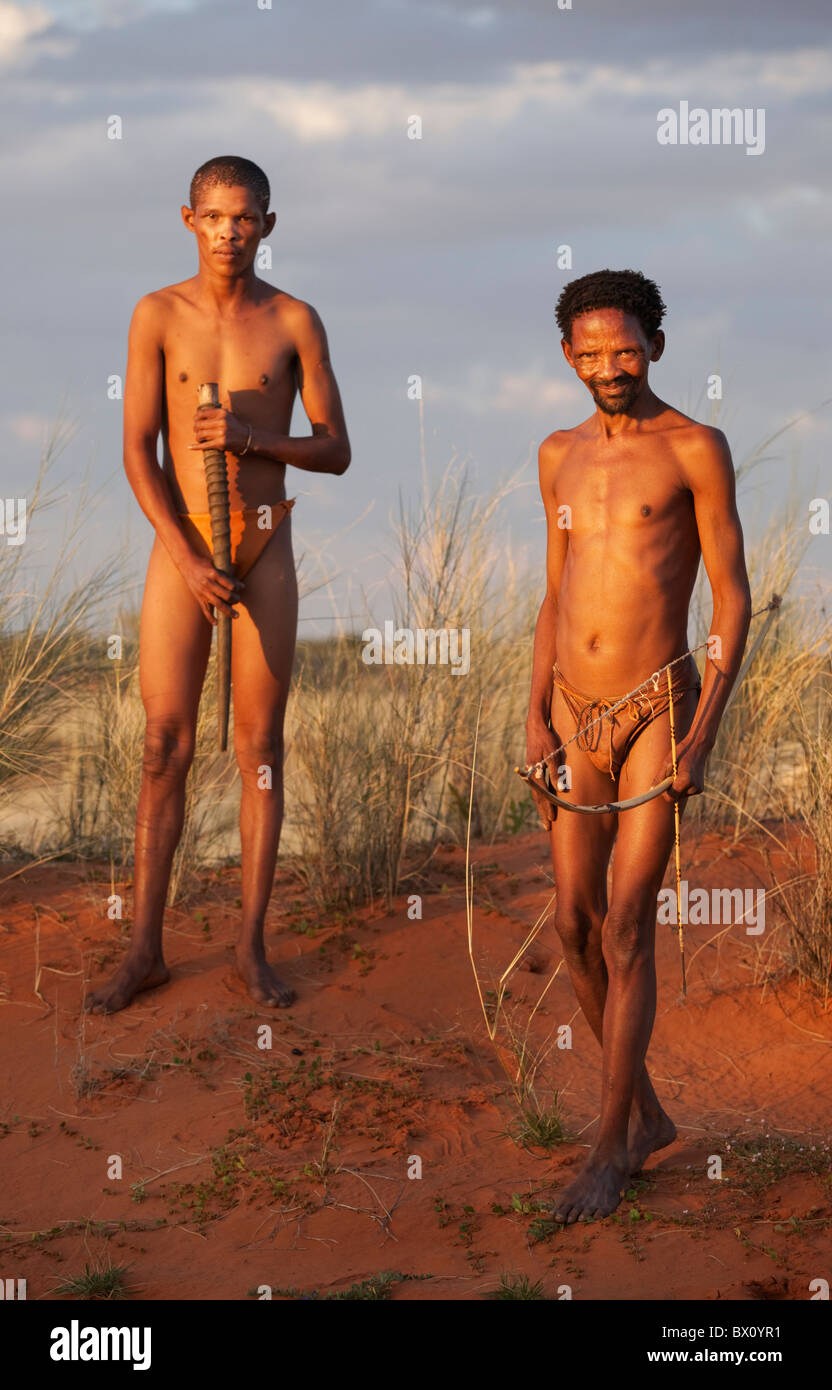 Due San Bushman sulle dune del Kalahari. Foto Stock