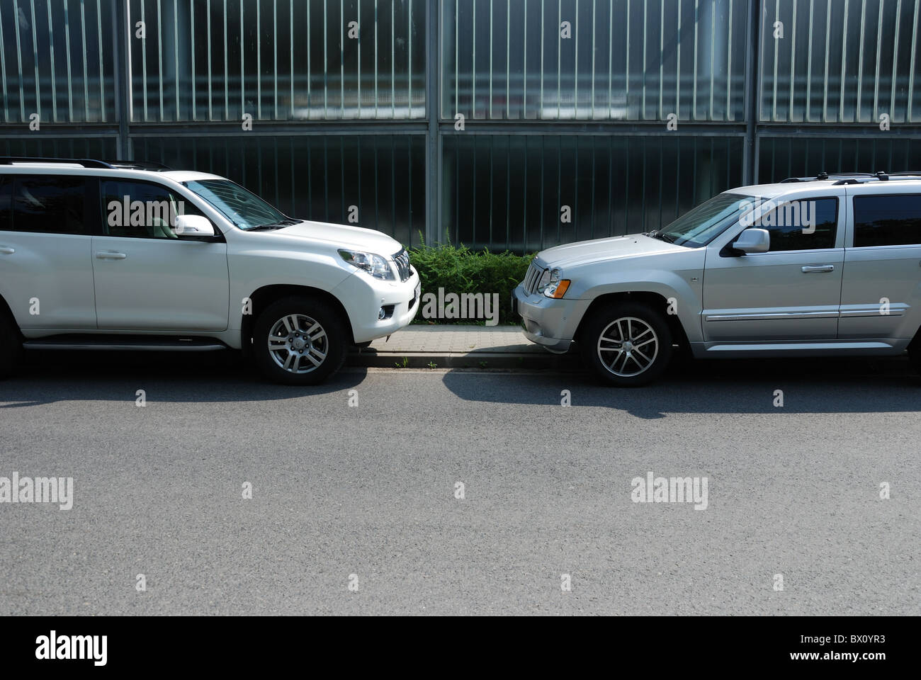 Due suv: Jeep Grand Cherokee CRD 3.0 V6 e Toyota Land Cruiser 3.0 D-4D V6 - city road Foto Stock