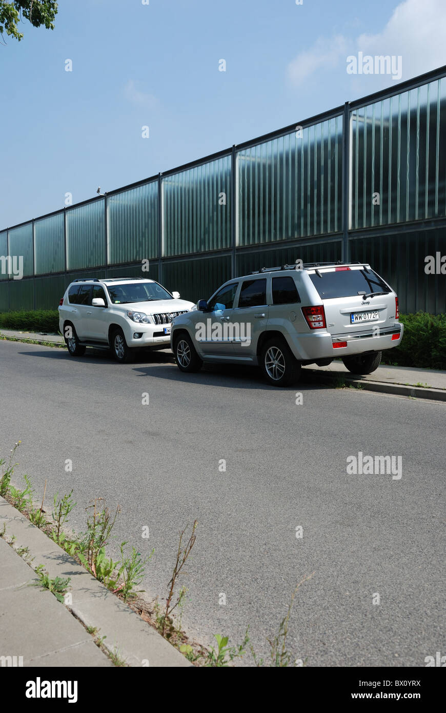 Due suv: Jeep Grand Cherokee CRD 3.0 V6 e Toyota Land Cruiser 3.0 D-4D V6 - city road Foto Stock