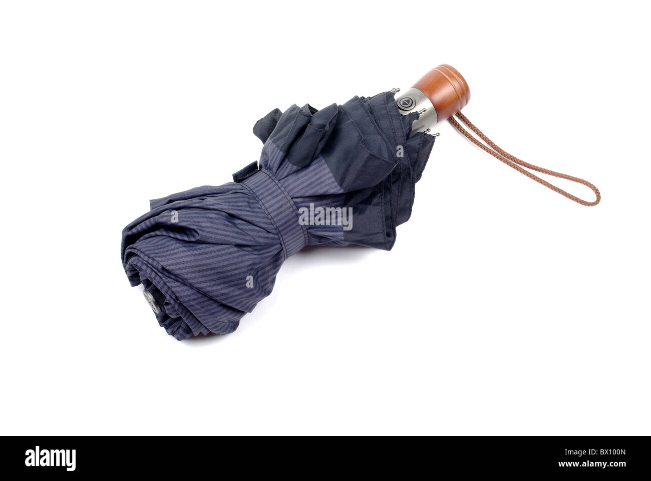 Blu scuro ombrello chiuso per gli uomini isolati su sfondo bianco. Foto Stock