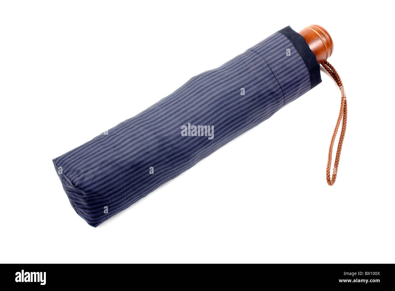 Chiusa e confezionata ombrello isolati su sfondo bianco. Foto Stock