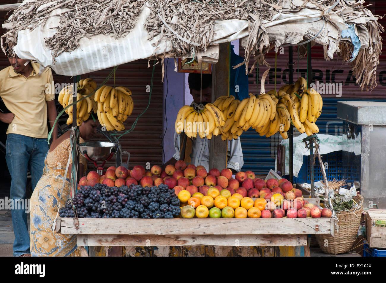 Carrelli per la vendita di frutta in una città indiana. Andhra Pradesh, India Foto Stock