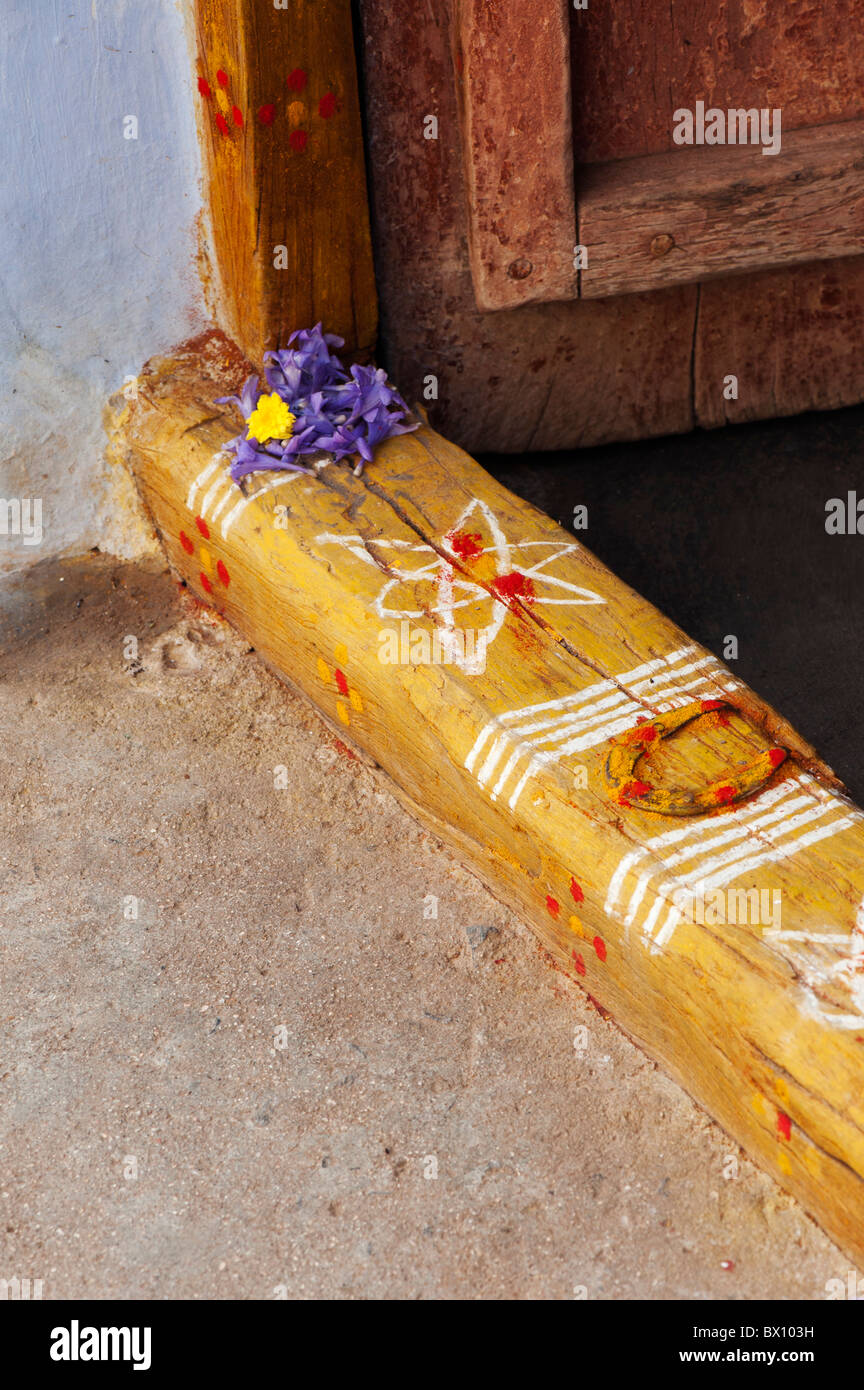 La tradizione indiana porta con religiosi indù iscrizioni in un territorio rurale villaggio indiano. Andhra Pradesh, India Foto Stock